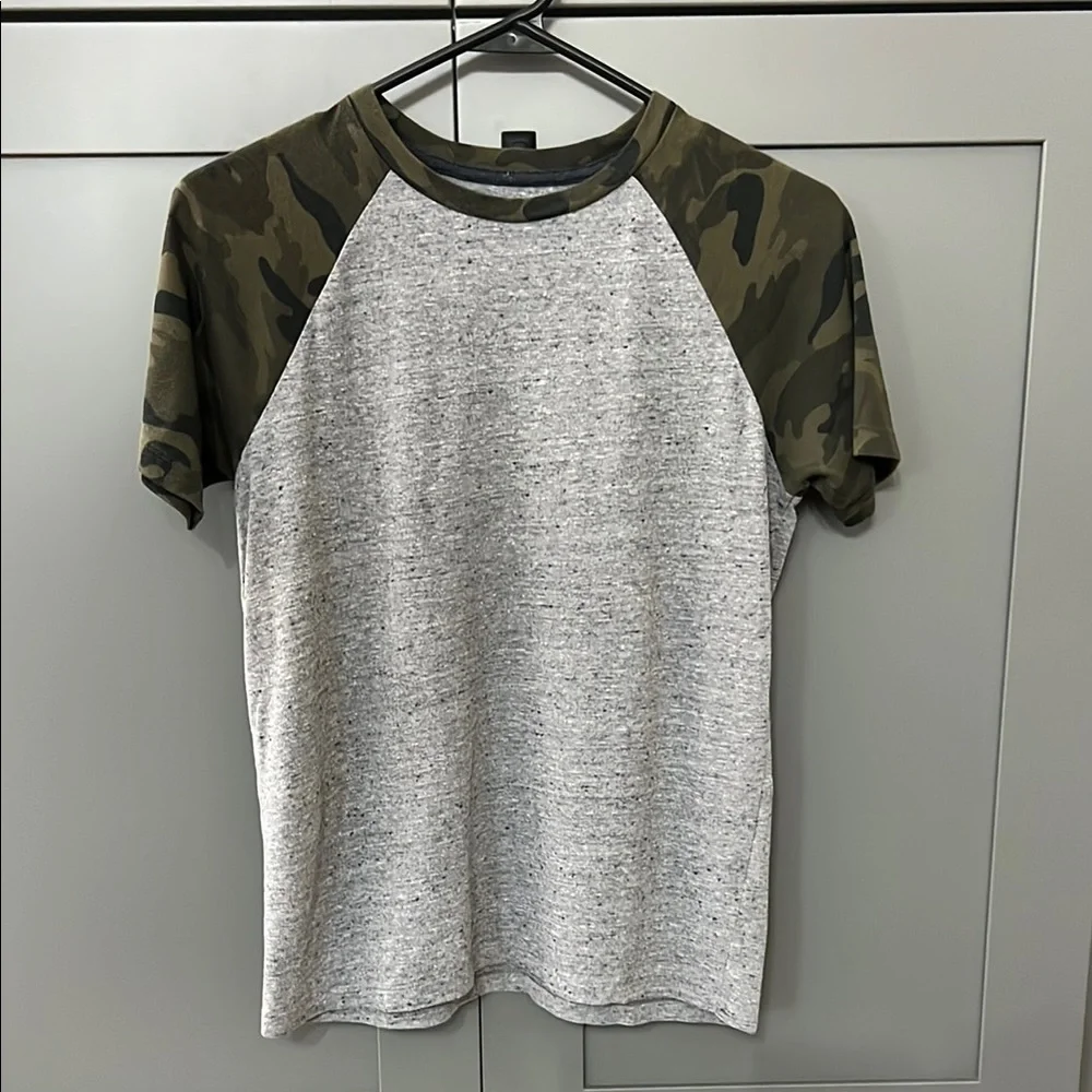 Old Navy Gray and Green Short Sleeve Tee